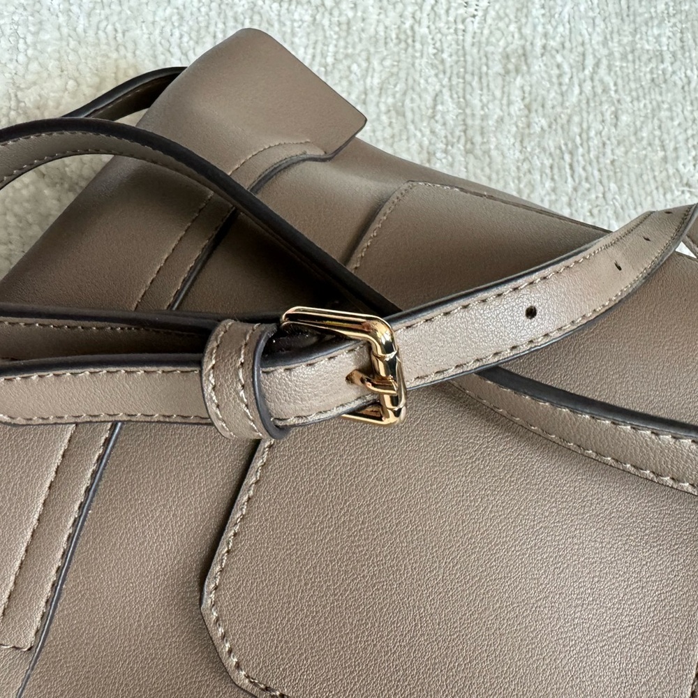vegan leather crossbody. - Picture 7 of 9